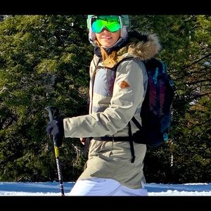Women’s Dakine fur lined ski jacket — size medium